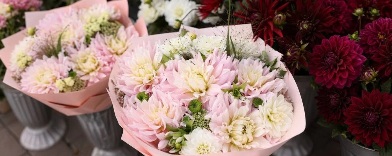 Same-Day Flower Delivery in Warsaw: How It Really Works 1 two beautiful Flower bokeh